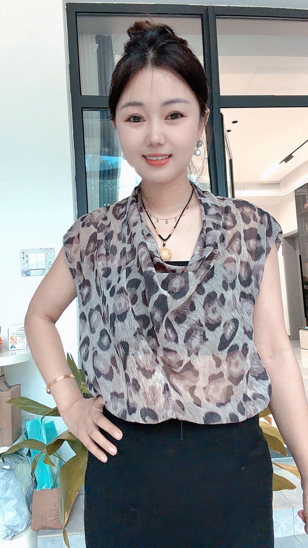 街拍热门穿搭 何为微胖？ 你觉得怎么样穿搭才更有气质呢？