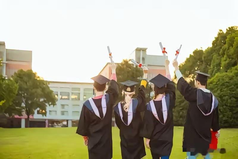 听说国内学生不报留学生多的学校了，学校开始发牢骚了！不对呀，学校应该高兴啊！招不