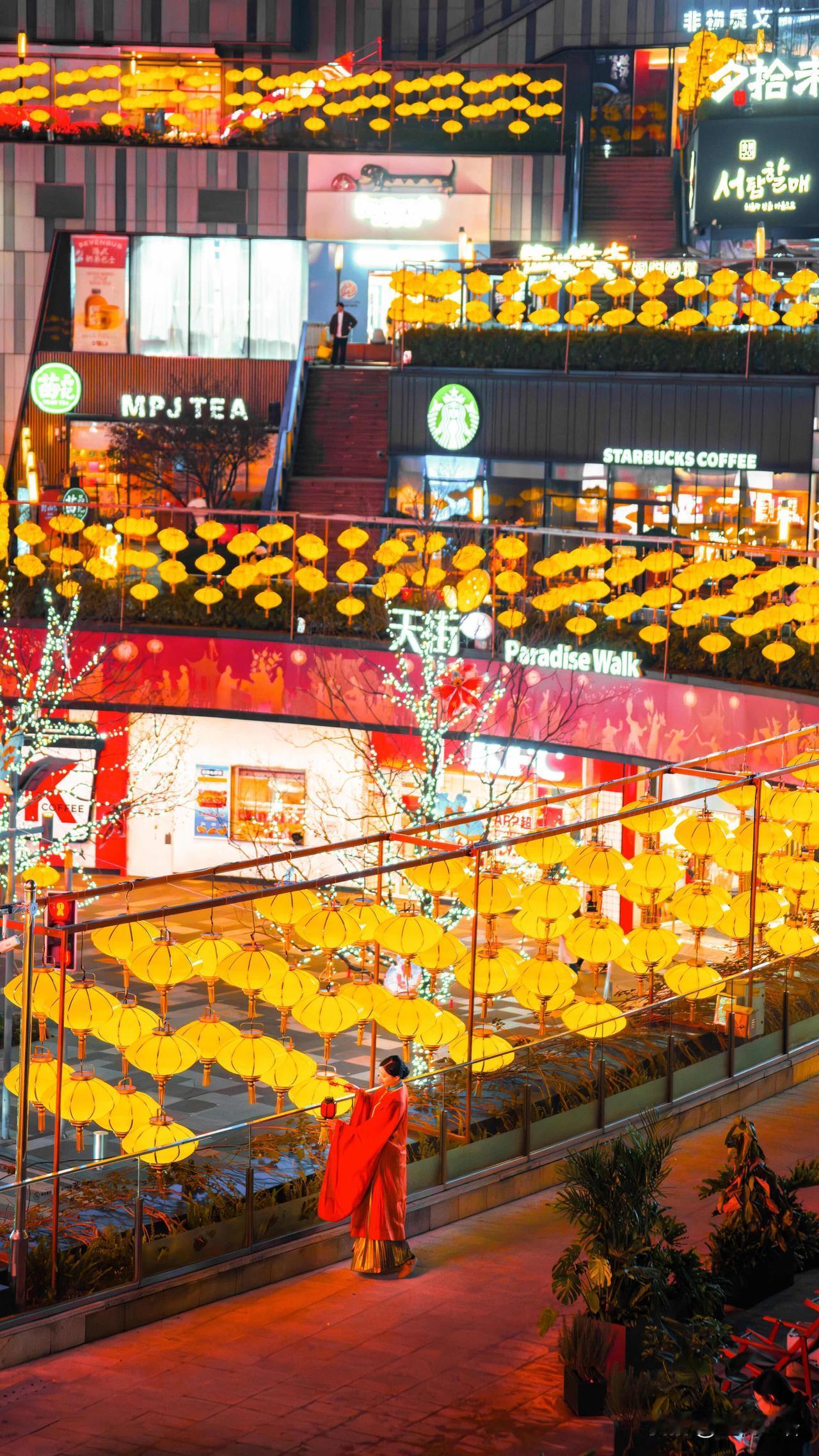 携手入灯海
重庆大坪的灯笼海，
把中式浪漫焊死了！
暖黄的灯光像揉碎的星星，
铺