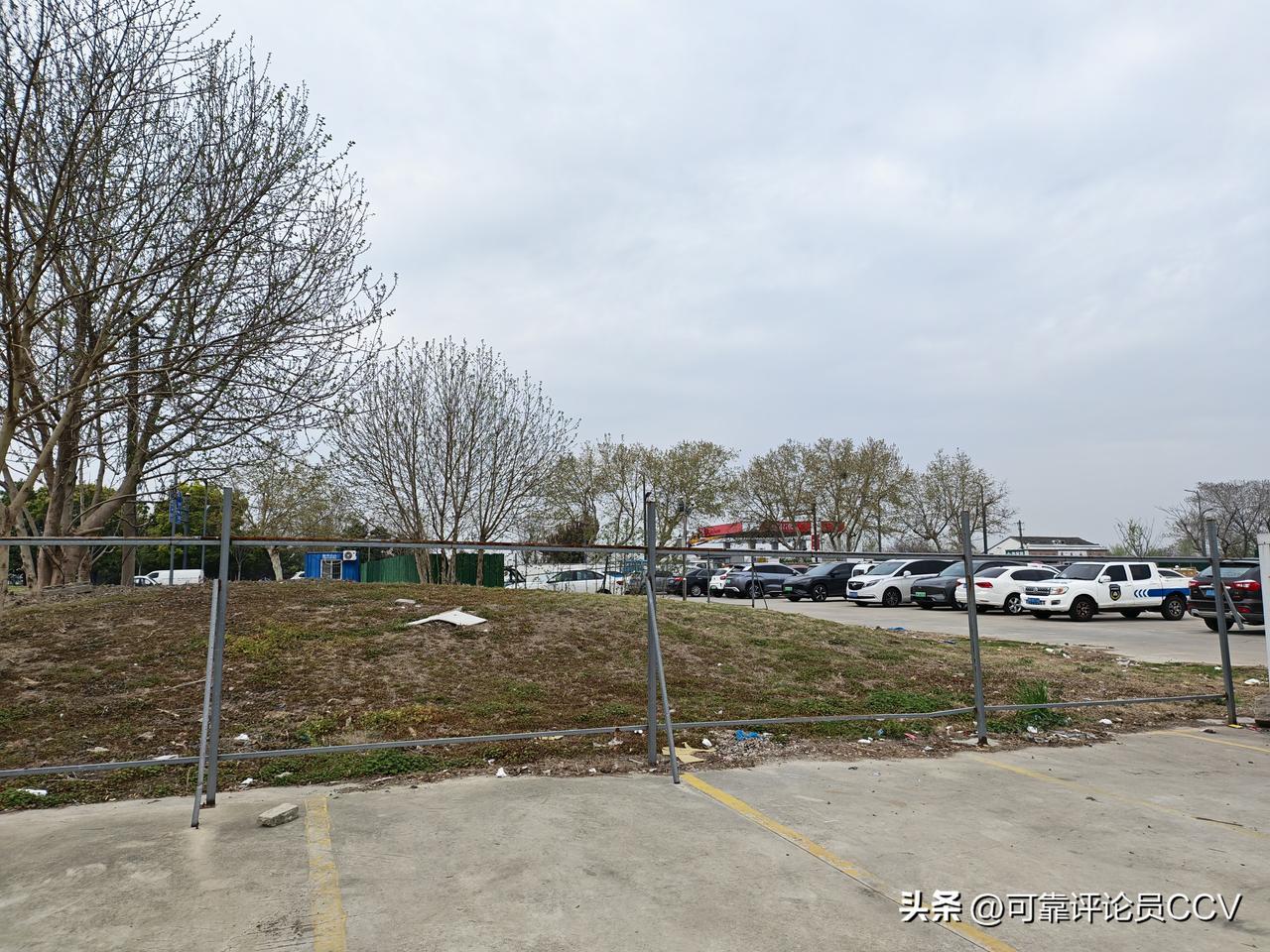 泰州迎江桥北大门改造：反倒改出露天市场
 
泰州迎江桥桥南、桥北片区，历史上便是