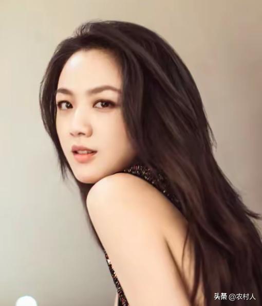 这三个人应该是娱乐圈的平胸代表人物，这种女人不能娶。容易饿着孩子，金晨曾经自嘲说