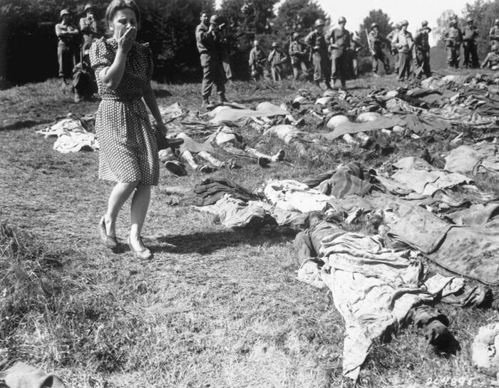 飞扬军事[超话] 1945年5月，盟军士兵强制德国民众参观被德国纳粹杀害的斯拉夫