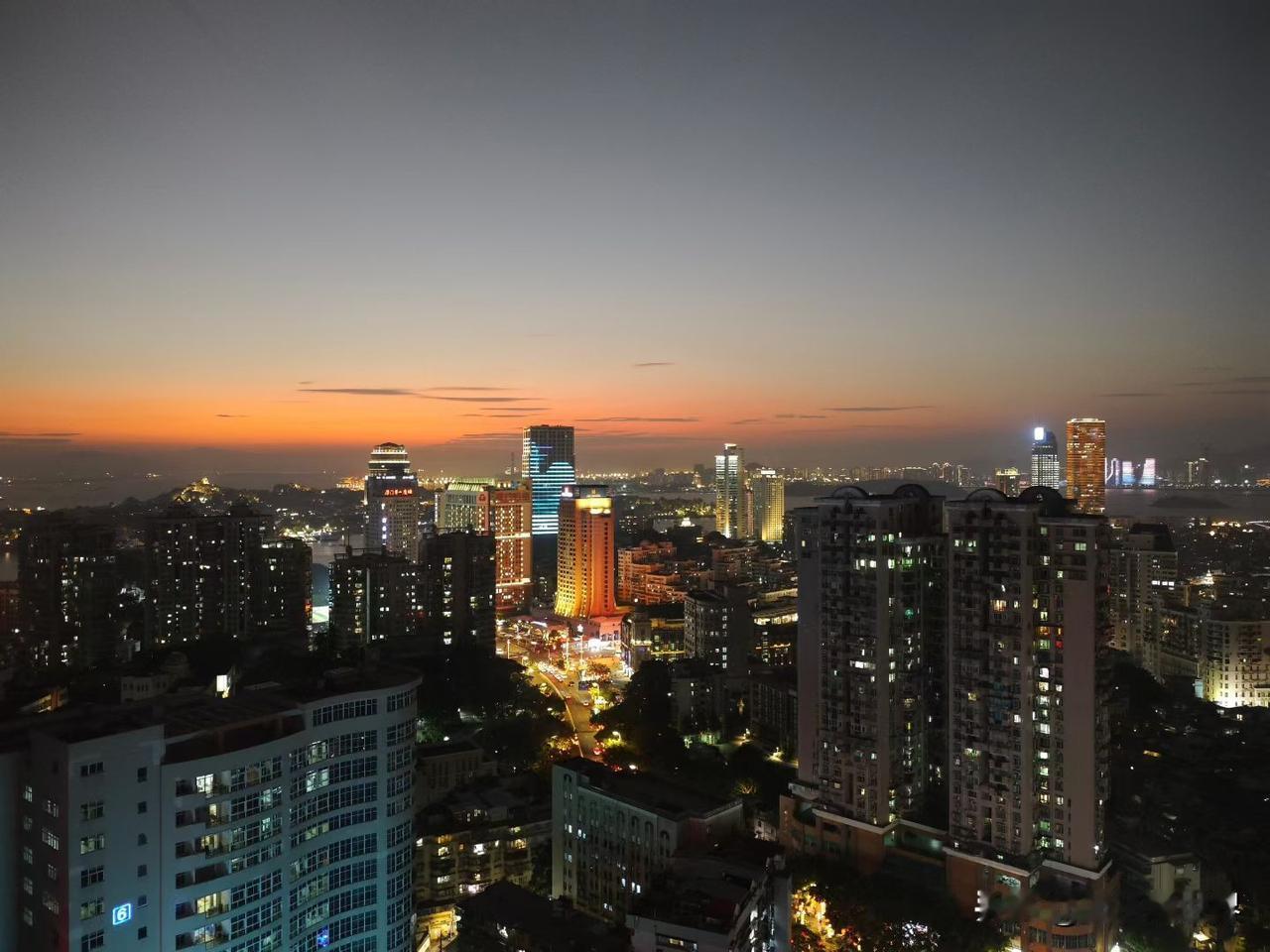 站在高处拍摄，城市到处是洒落的星光，暖色温柔。
城市夜景 拍一张城市夜景