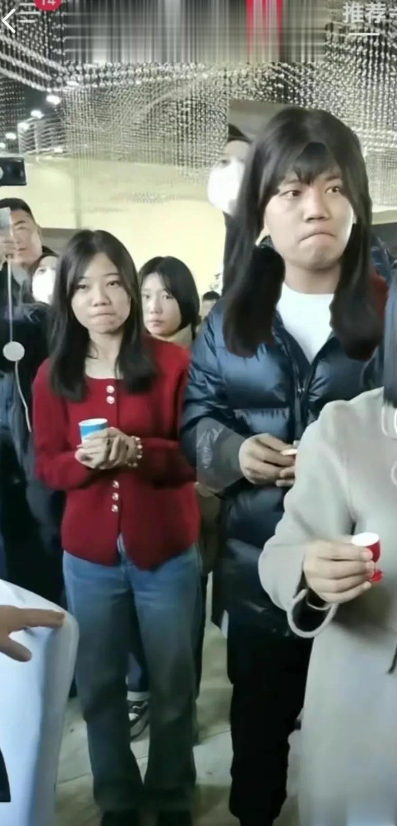解清帅跟大妹妹简直是龙凤胎一样。
哪位大神给解清帅P了长发跟大妹妹简直一模一样。