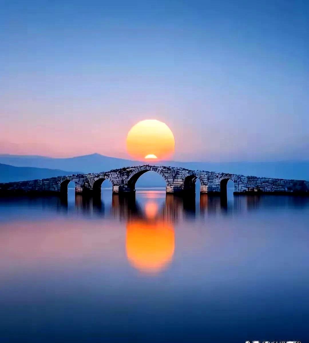 你以为房子是稳赚不赔的压舱石？
说实话，一旦有风吹草动，它可能最先变成拖累你的包