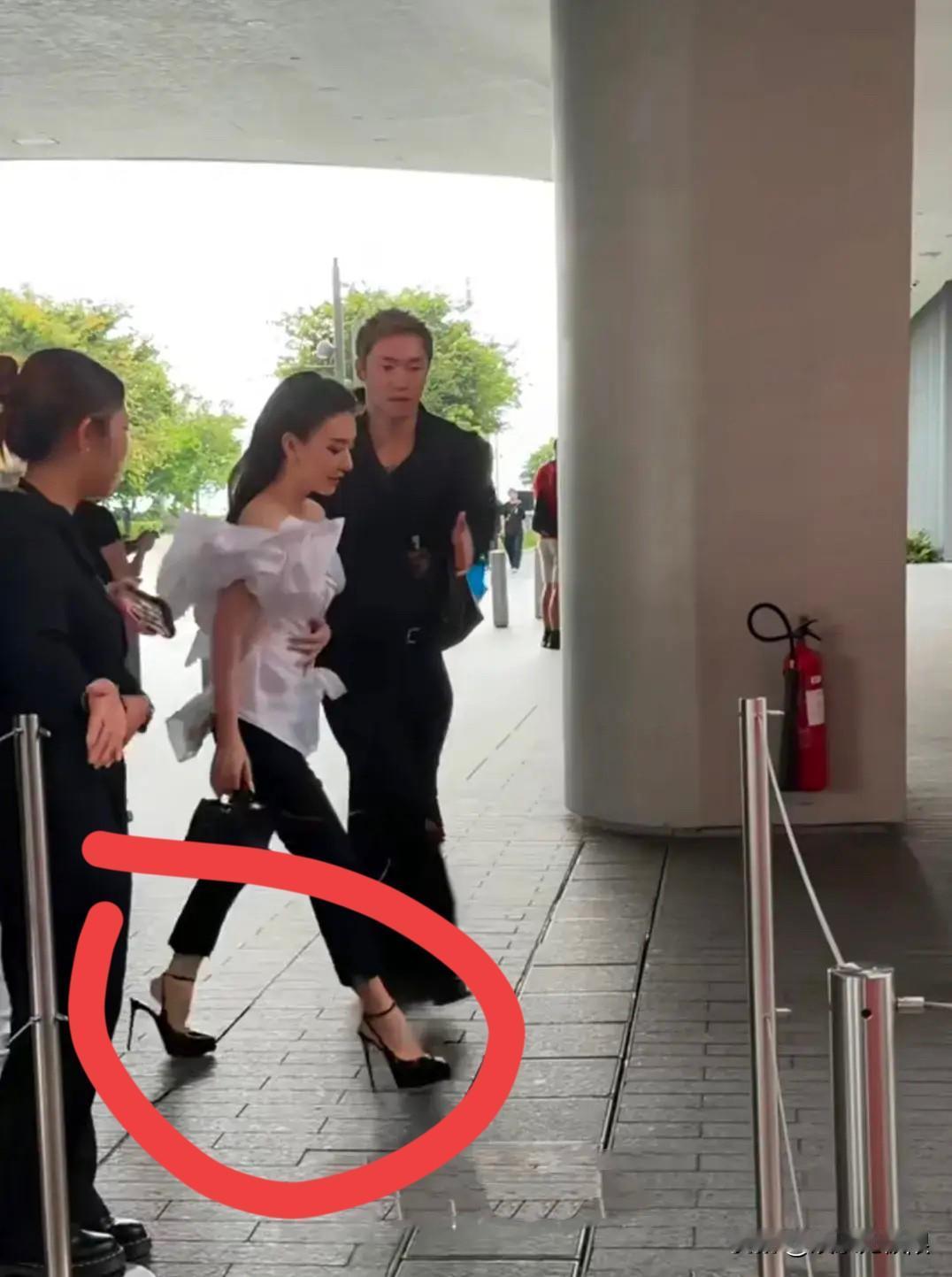 方媛的身高真的很谜！

网友偶遇方媛参加活动的生图，她的身高官方是162cm，这