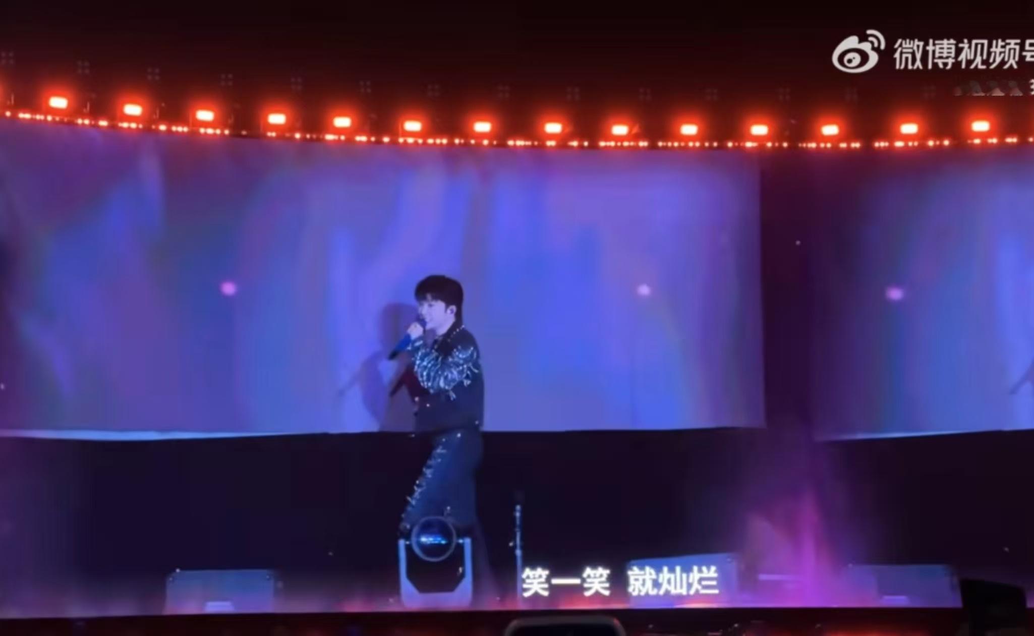 周深万人合唱小美满 每次听《小美满》都有不同的感受，昨晚的合唱尤其特别，感觉自己
