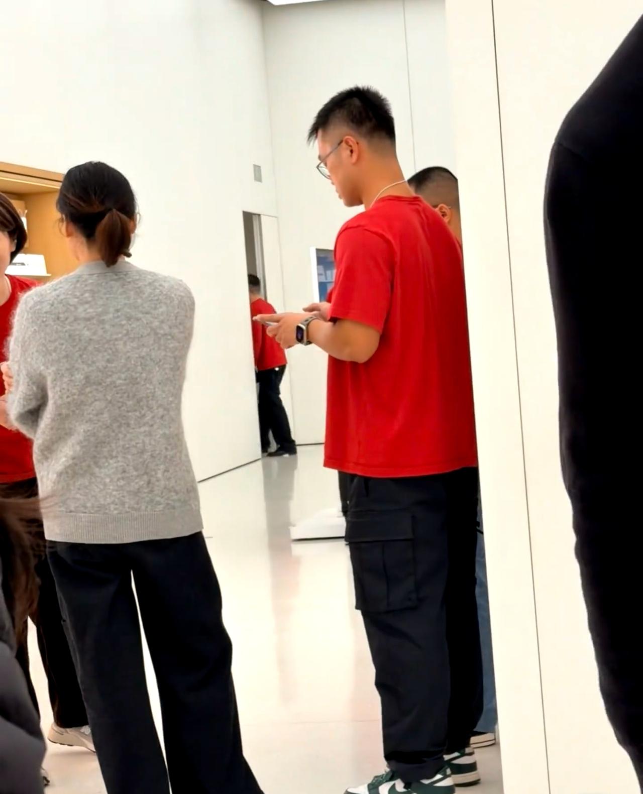 苹果直营店员工工资！

有点好奇，直营店员工的工资，什么学历才能在这里上班。看起