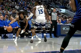 午睡是一场真正的豪赌你也鞋防？独行侠队的内姆布哈德在完成一次“鞋防”后，还试图持