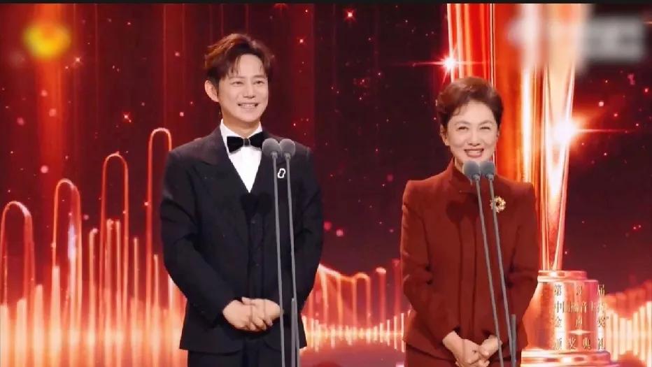 何炅见海霞秒变迷弟！
2025年12月23日，第三届中国播音主持金声奖颁奖典礼上