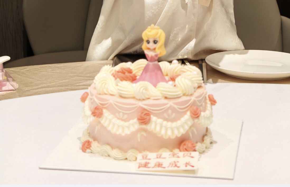 大叔卖6元四寸蛋糕日收入几百元日入几百元，这个收益也不错了，这一波能不能把那些昂