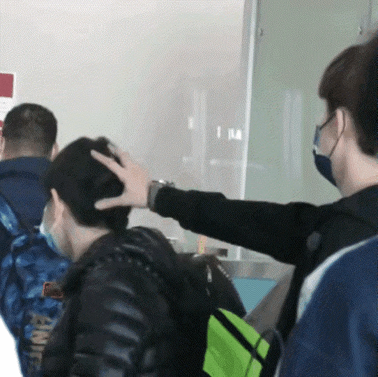 头哥摸摸莎莎头发也就算了
这摸耳垂真的是说不清了
大头的情不自禁
莎莎的坦然接受