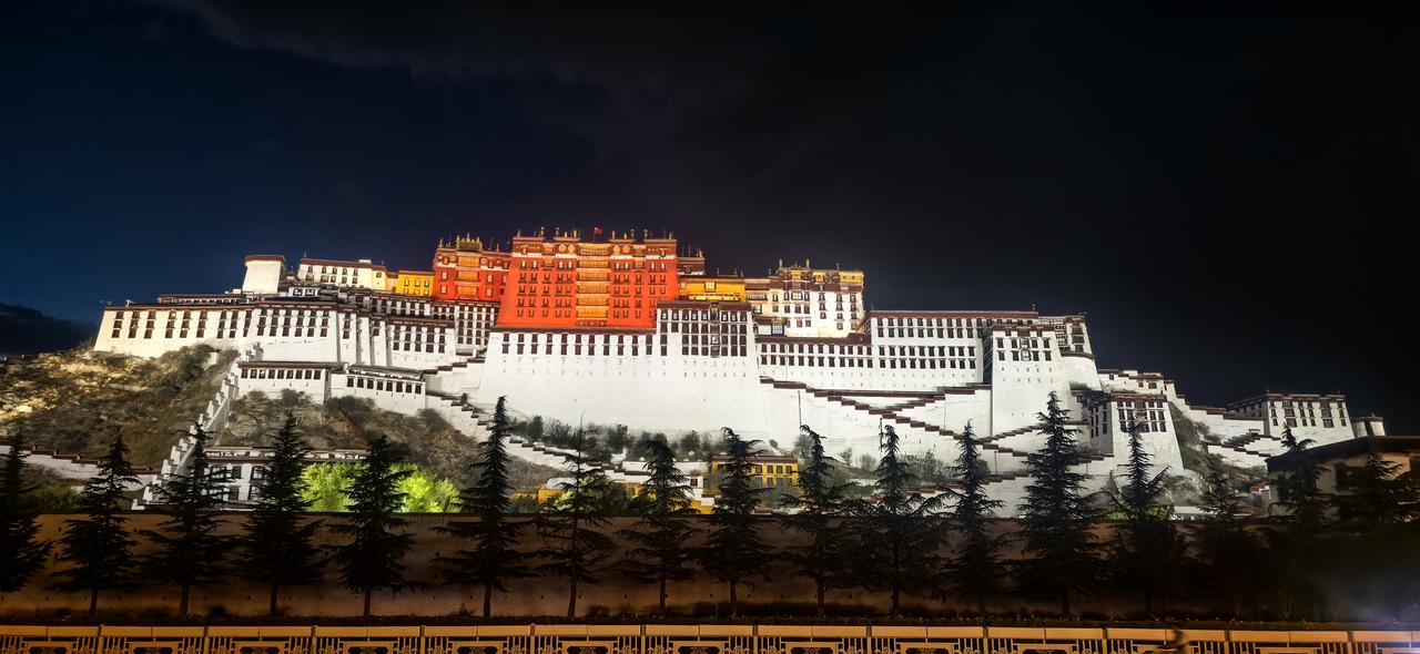 我新发布的内容被官方推荐啦！👍
布达拉宫的夜景，美得令人失语。

当最后一缕晚
