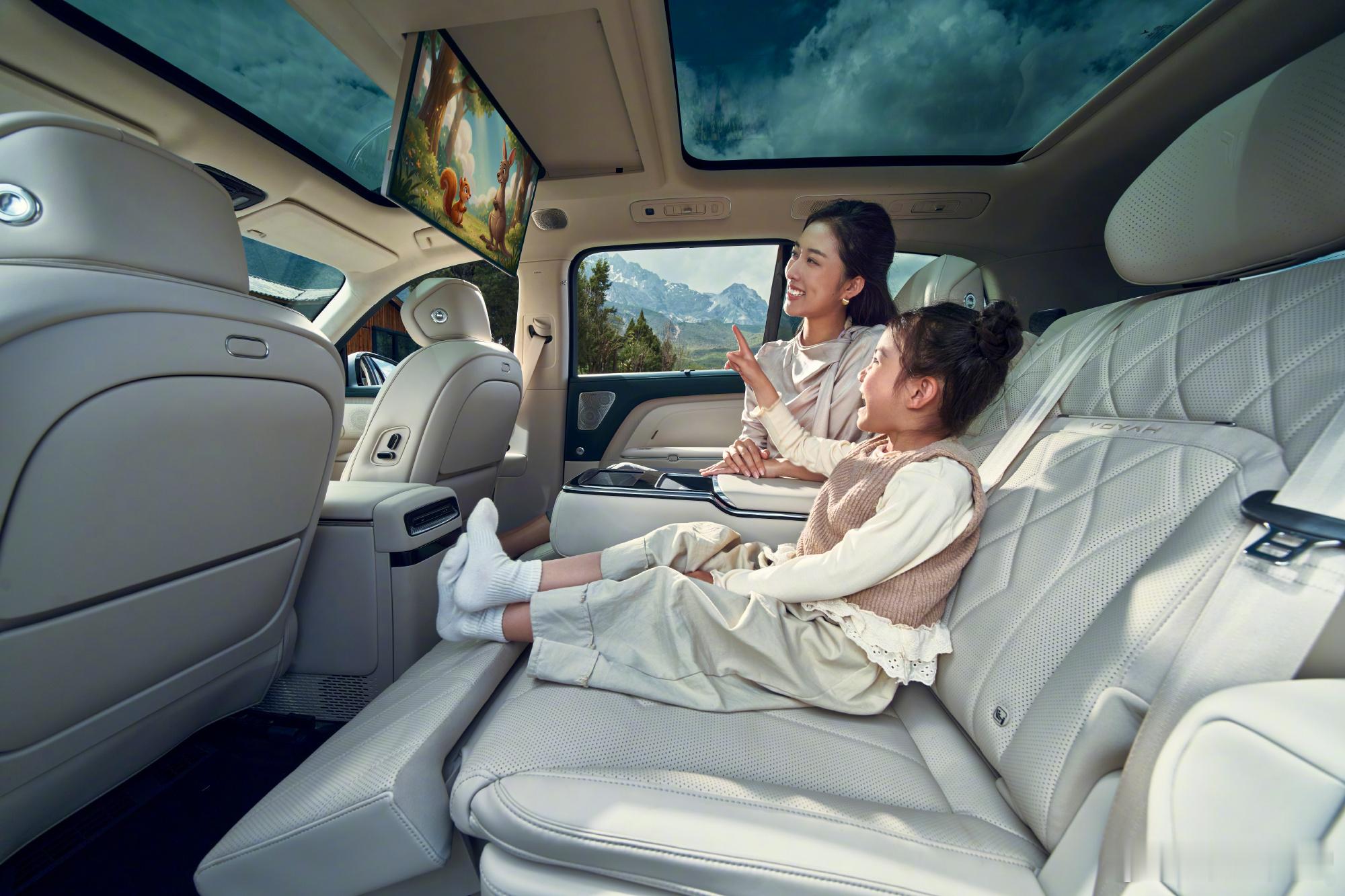 岚图泰山X8预售发布会，现场直接送了888杯奶茶，实打实宠粉。车企发布会现场狂发