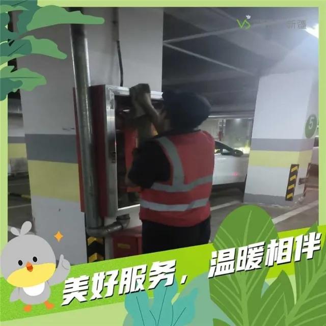 《致敬平凡的英雄》

在城市的脉络中流淌，
有这样一群人，默默无闻。
他们是大街