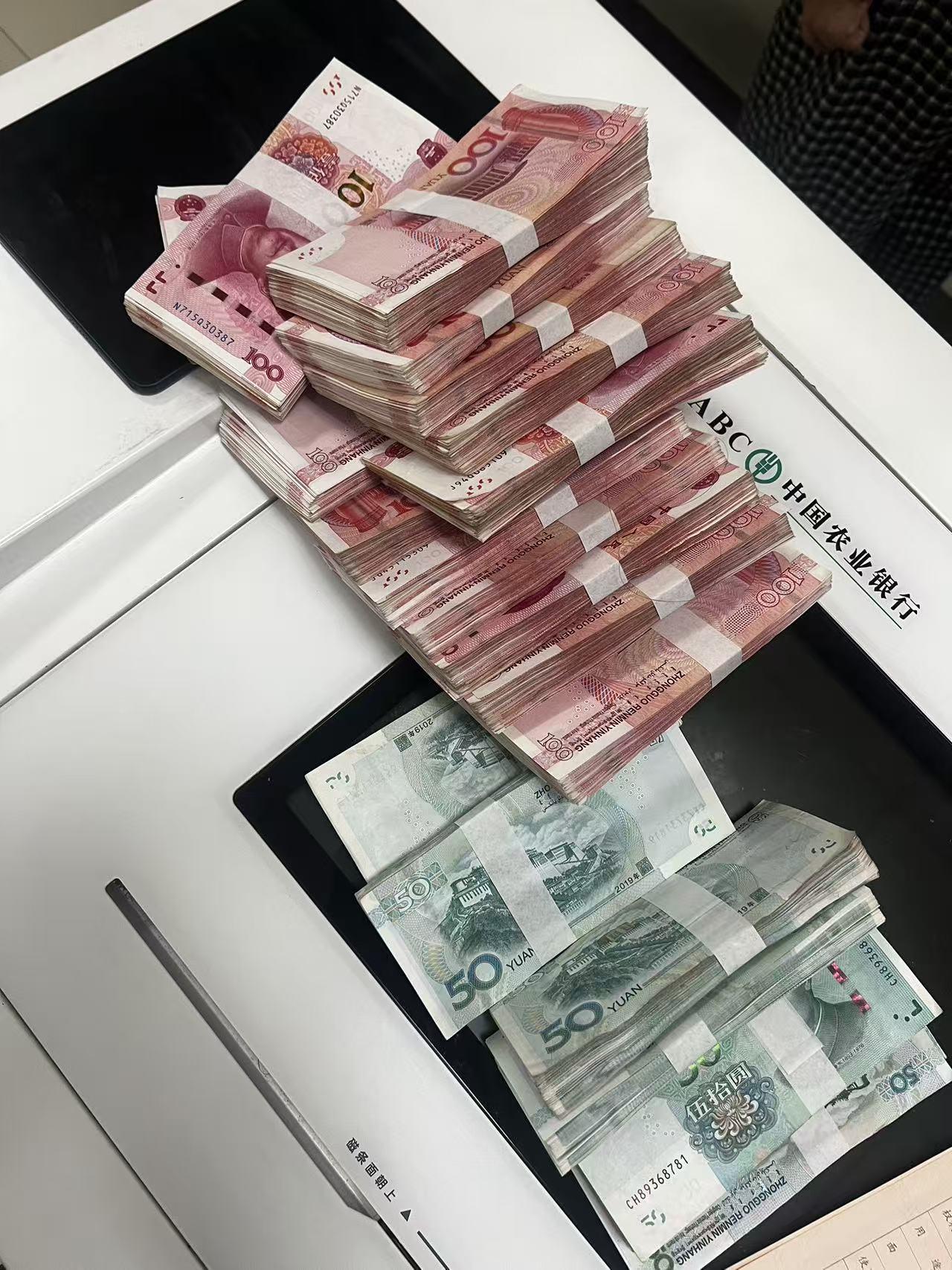 客户买房子带着全款，做了这么多年的房产销售，以前的客户都是直接刷卡，今天去我们市