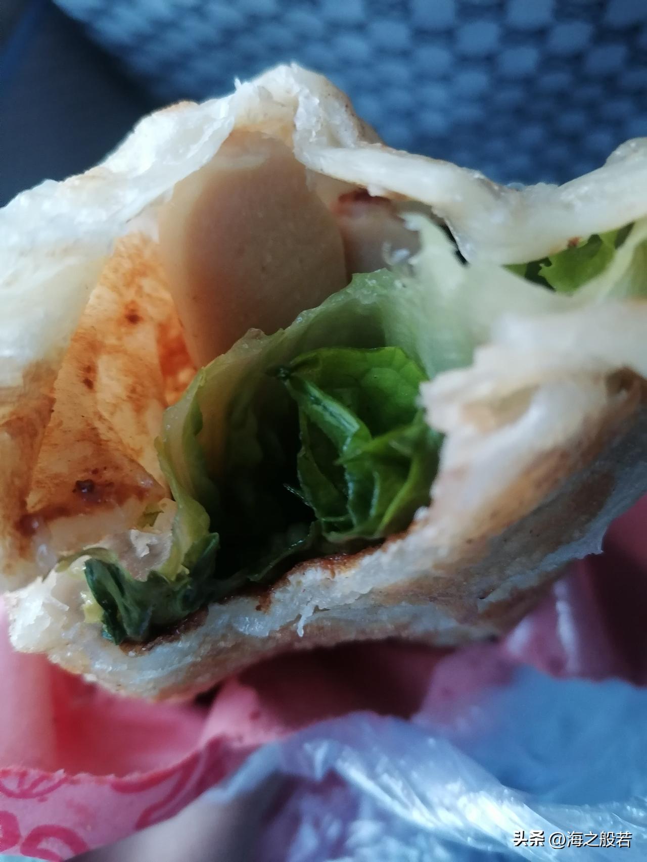 实在太饿了，买个手抓饼，话说很多年不买这玩意儿了，好吃不好吃的，先吃一口，好攒足