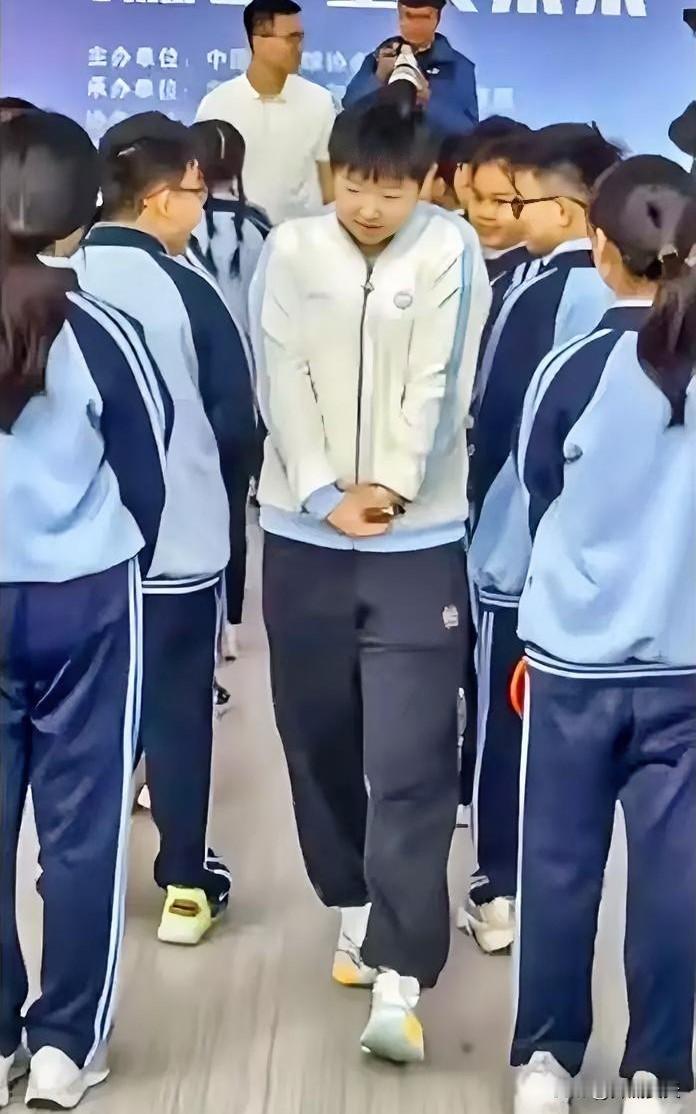 不信抬头看，苍天饶过谁。孙颖莎被扔回到学生堆里，好好补上了青春一课。
像不像忘记