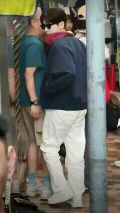 成毅果然是个小迷糊，今天上班时，只顾着看后面差点就撞进了别人怀里，此时的我无比羡