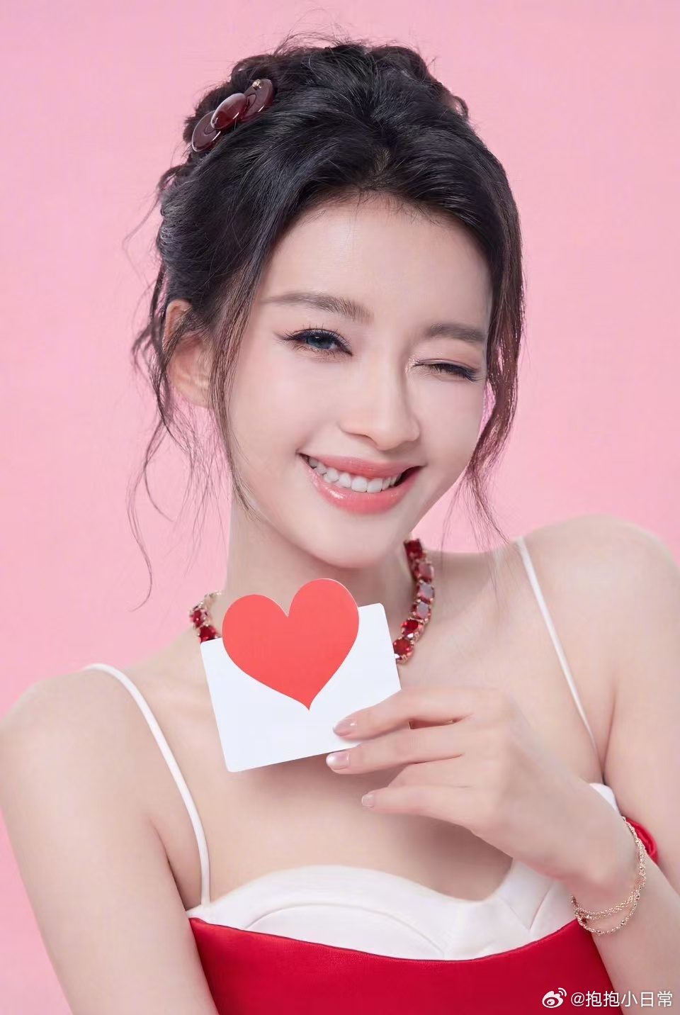 孙怡的红裙造型甜度满分孙怡在逃真人芭比 孙怡穿红色也太绝了，温柔又有活力，整个人