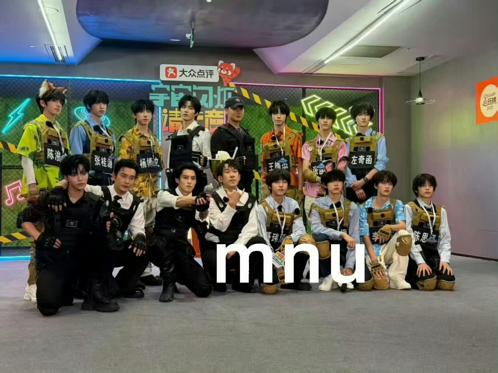 黄子韬刘耀文TF四代合照哎哟我去 世纪大合影 