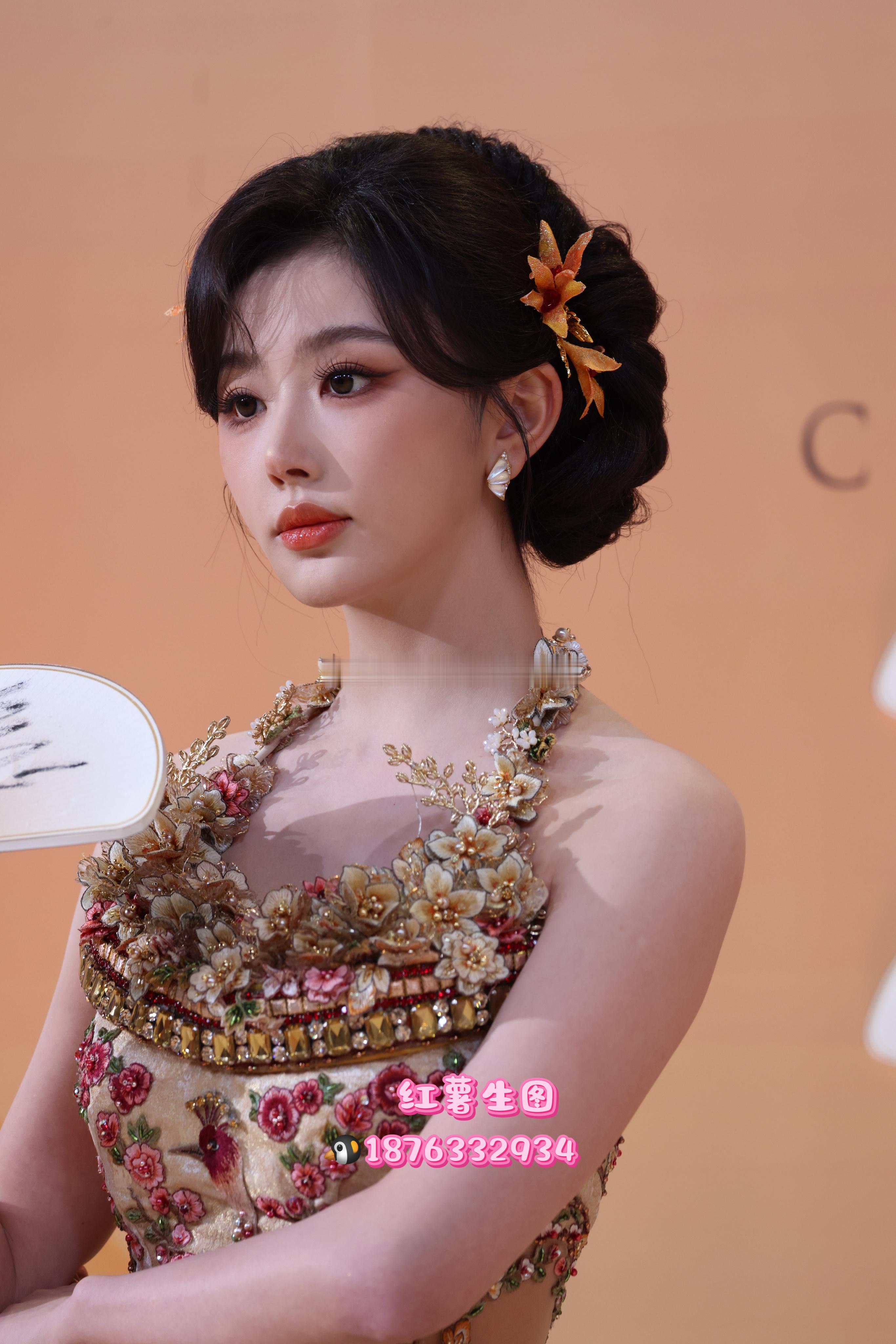 孔雪儿今日时尚中国红毯造型 