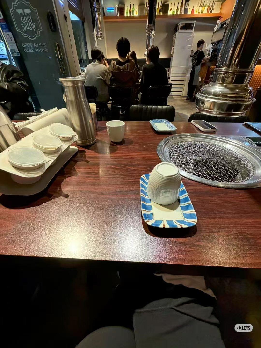 王橹杰左奇函陈奕恒晚上吃烤肉王橹杰左奇函陈奕恒韩国晚上吃烤肉 韩国第一餐吃的烤肉