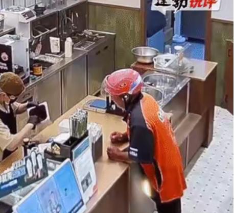 泪目。湖南一家奶茶店里，店员将不能过夜的水果送给外卖小哥，不料，小哥接过好意后并