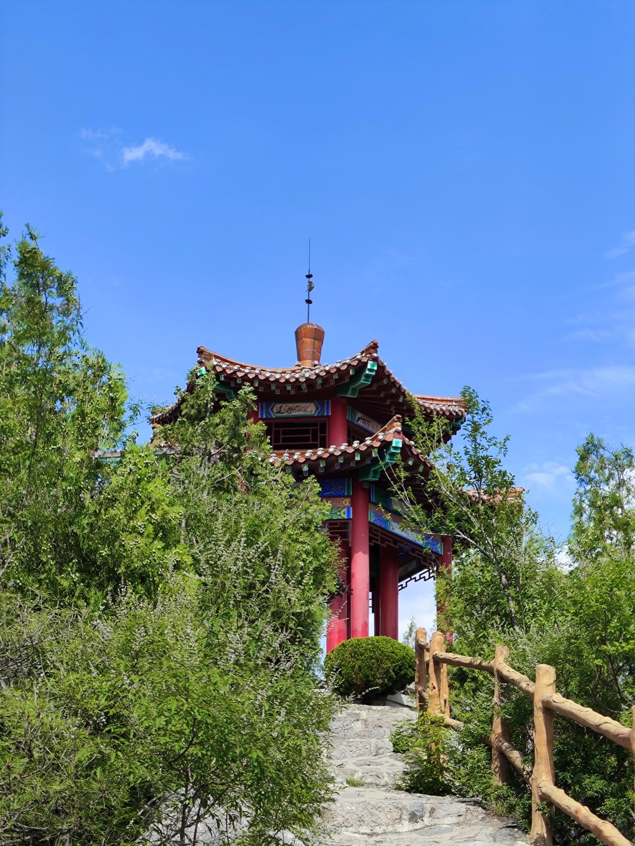 济南燕翅山山顶凉亭，真是个宝藏打卡地！之前以为它就叫燕翅山，后来才知道现在的“燕