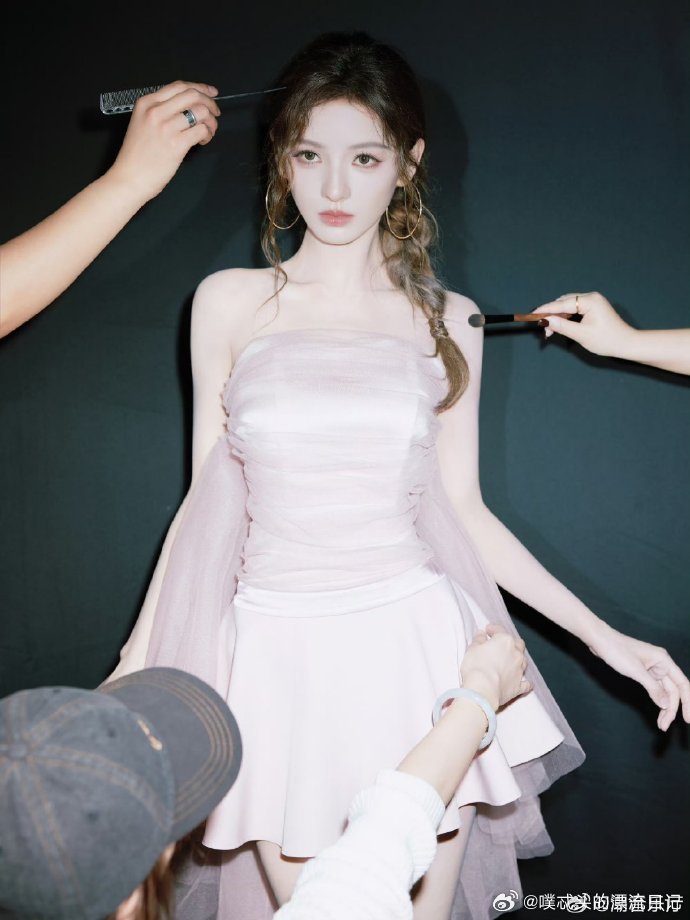 张予曦拍完照来了段hiphop 上一秒精致美女，下一秒街头 hiphop，反差感