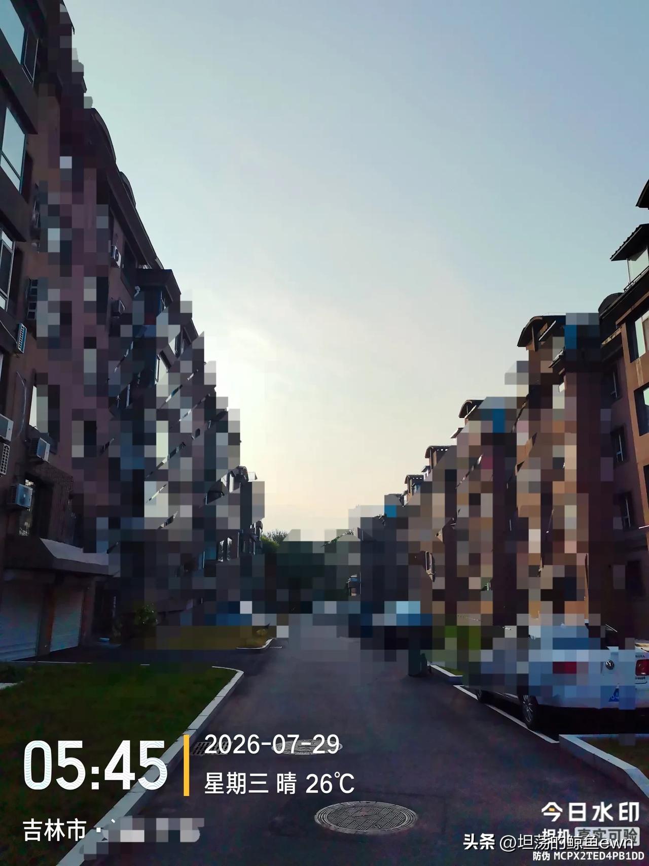 部队生涯的记忆片段
        当年在部队时，有一段时间我们的营房在西面，操