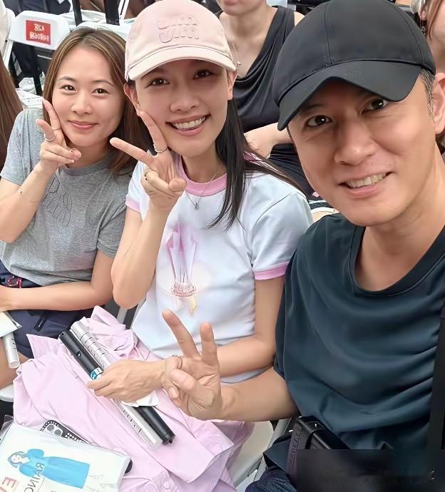任重带着妻子一起去参加活动，夫妻俩气质满满的，不怎么化妆但很有特点，妻子美丽，温