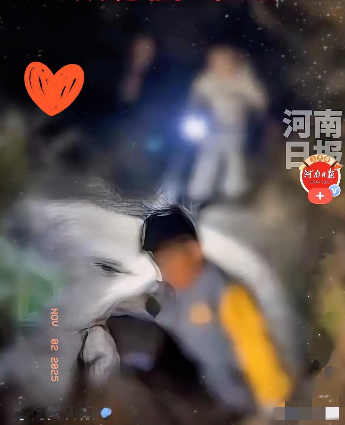 近日，河南驻马店李先生，深夜了，在自家院子里，看到对面山顶上有亮光一直不动，心细