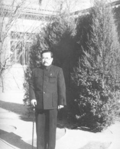 1947年，毛主席与任弼时发生争执，无人敢上前劝阻。站在窑洞外的一名炊事员，慢慢