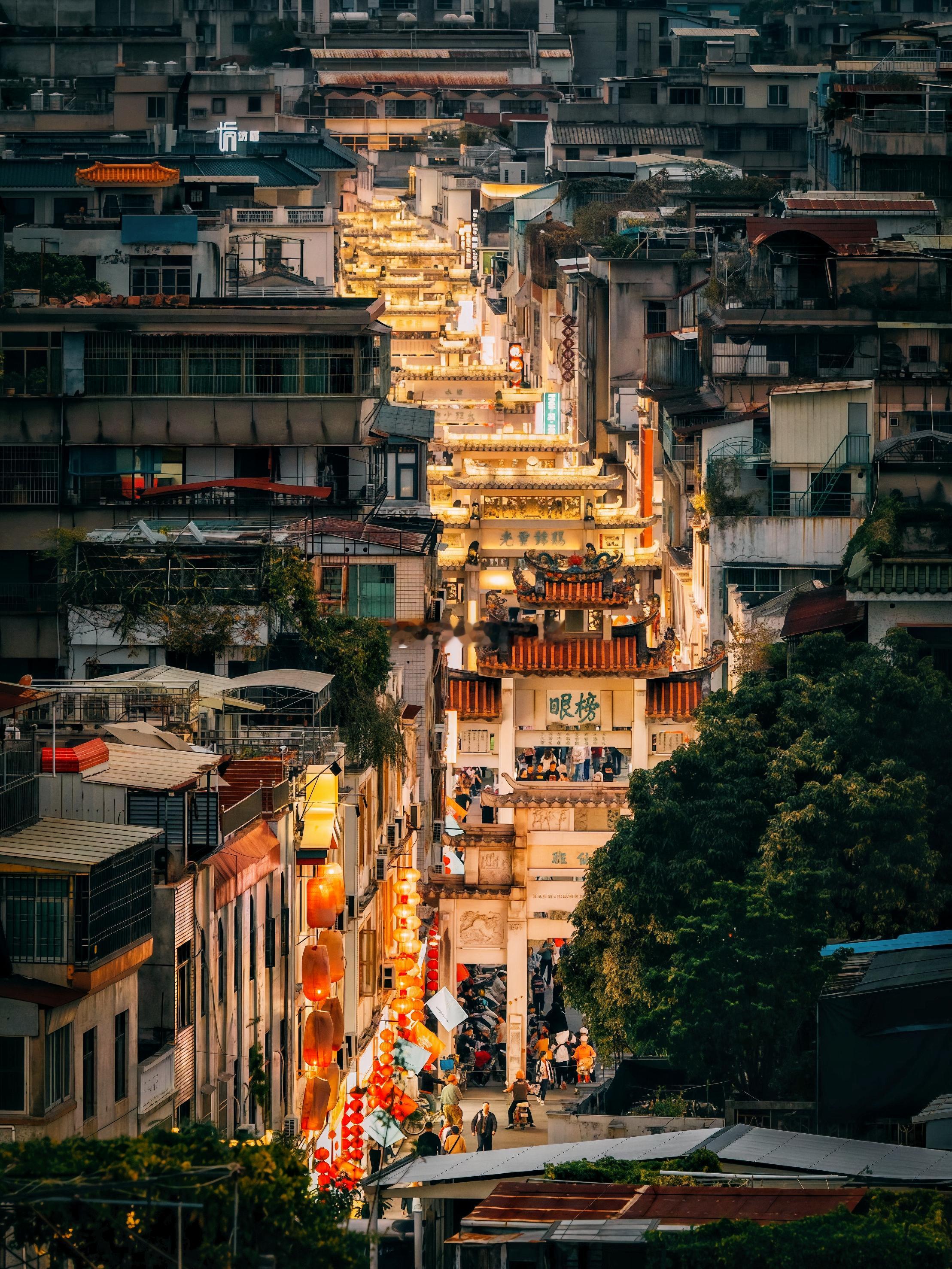 潮州，是座把时光熬成老茶的城—慢到能数清牌坊的纹路，暖到灯笼能把影子染成甜的。来