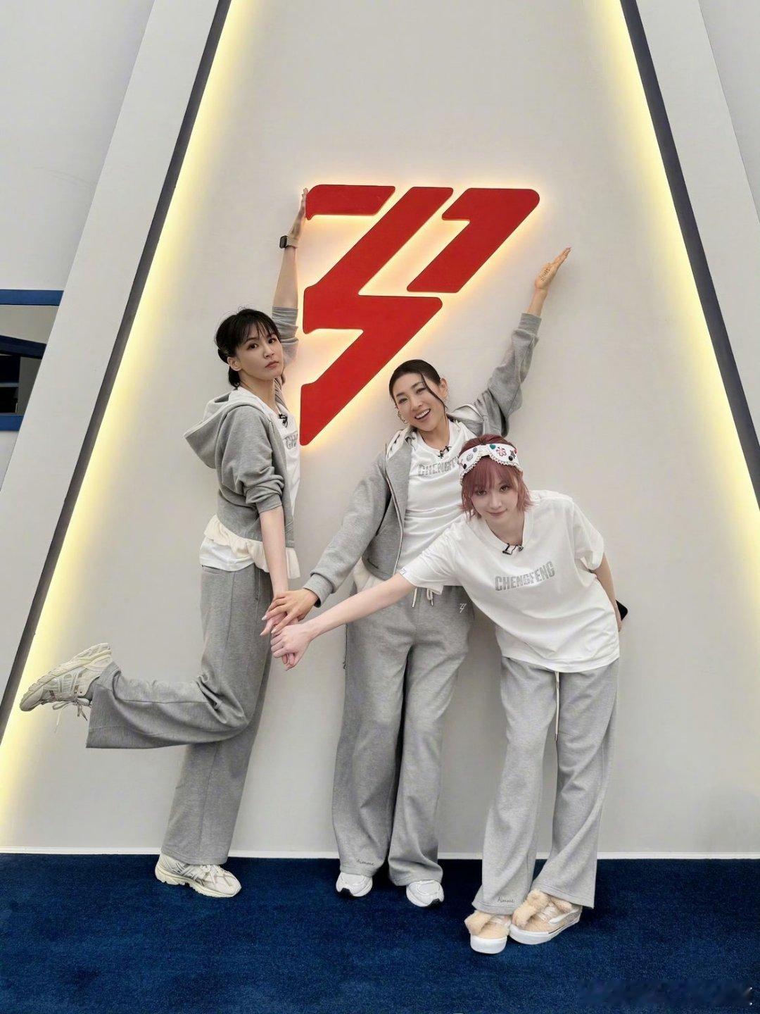 曾沛慈每一公的伙伴都难忘乘风2026曾沛慈乘风同学录新鲜出炉~她写到“真的乘风飞