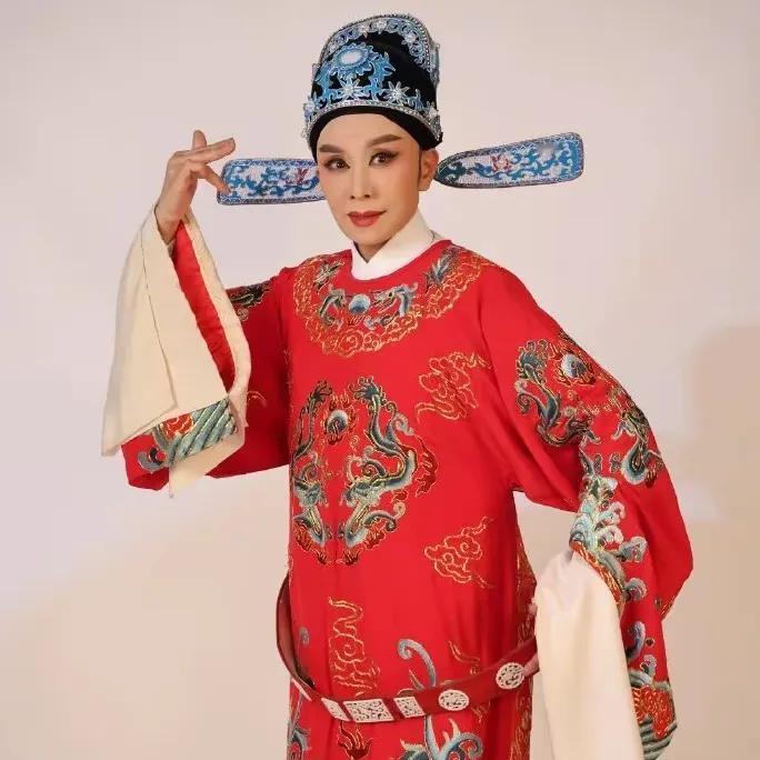 范派是我很喜欢的一个越剧流派，它以朴素大方、稳健轩昂、咬字坚实、行腔迂回流畅的的