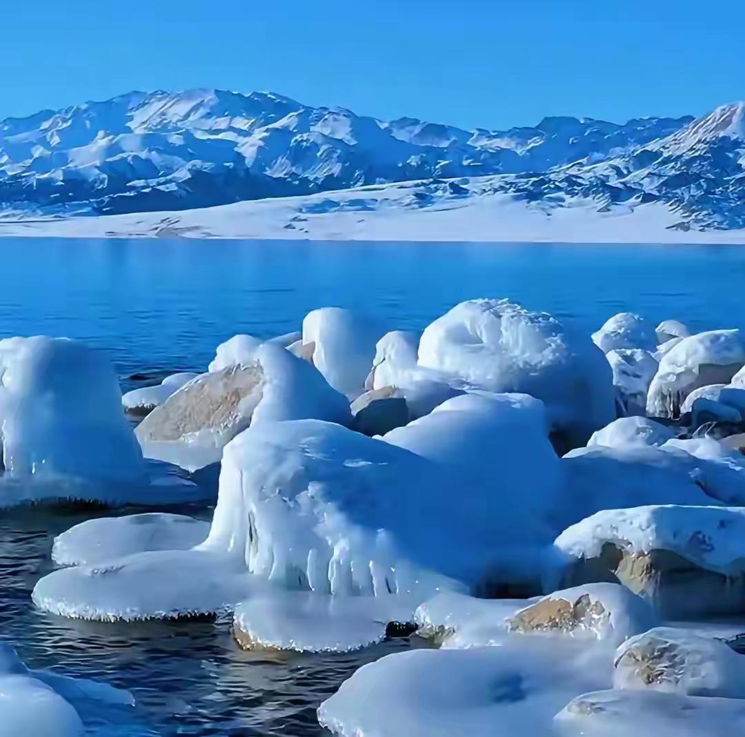 塞里木湖双城市

沿湖而行，就来到了博尔塔拉蒙古自治州的州府博乐市。这座城市不大