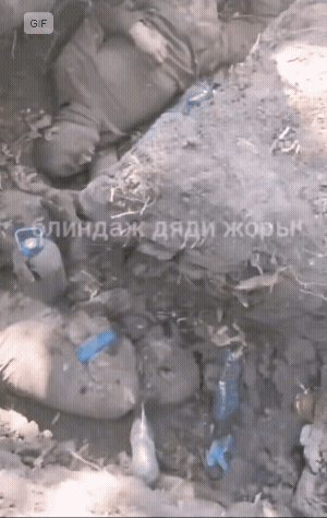 在俄罗斯库尔斯克前线，俄军在一个战壕里发现十几名死去的乌军遗体，也有可能是北约雇