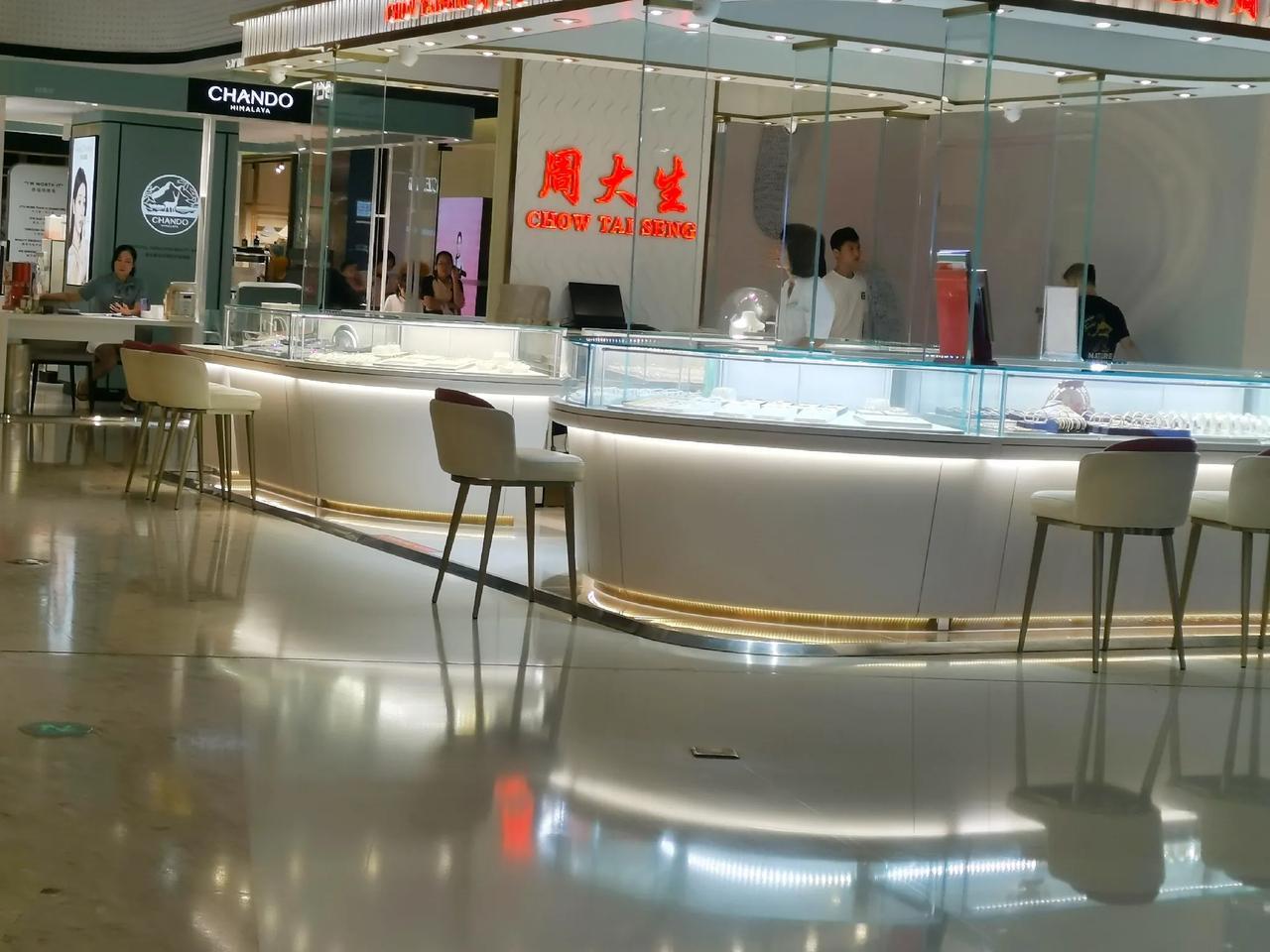 
发现了没？
为什么珠宝店和化妆品都开在商场一楼？陆续逛了万达，鼎盛，华都汇，丽