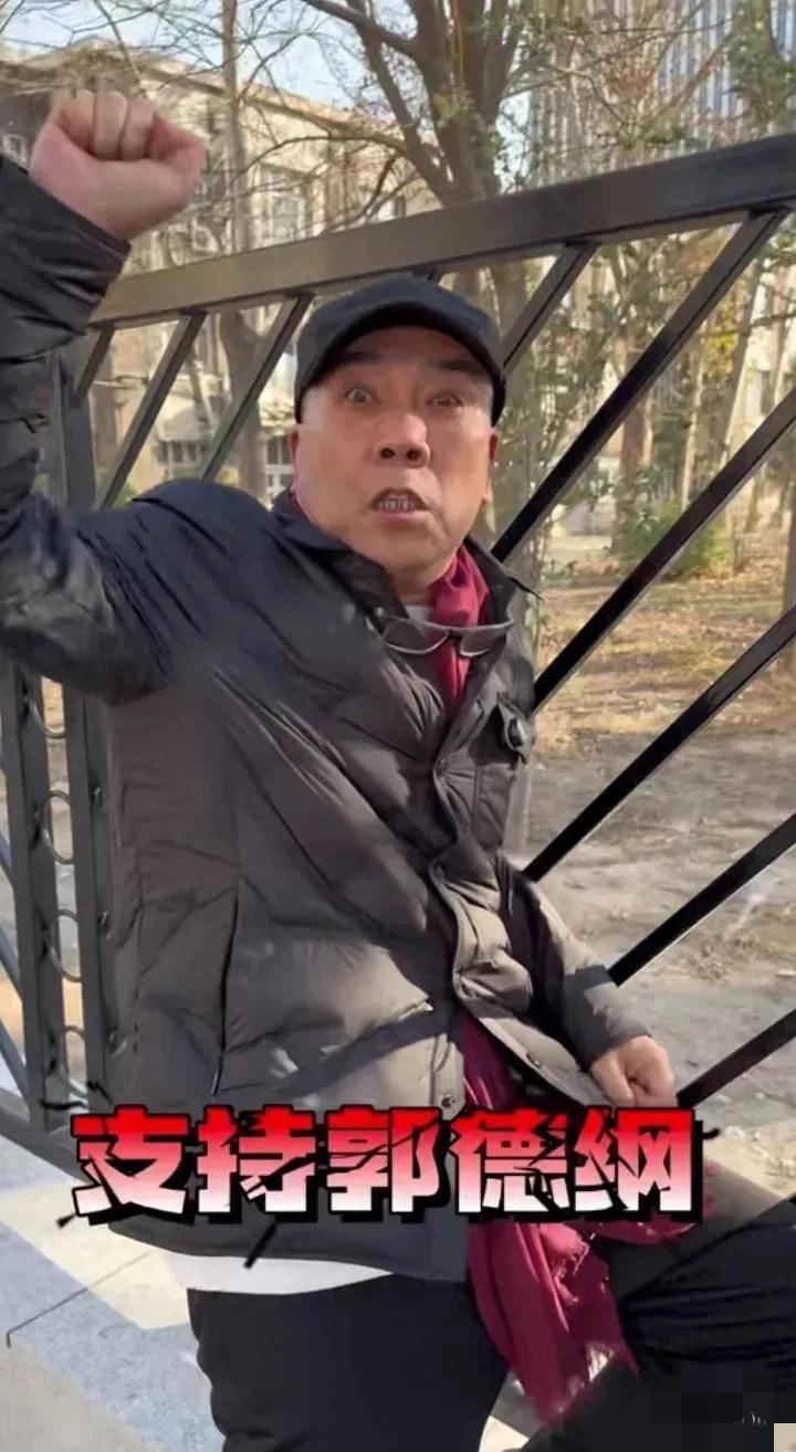 刚开始关注杨毅是从他主演的喜剧《阳光的快乐生活》。剧中的阳光憨厚，老实，可爱，这