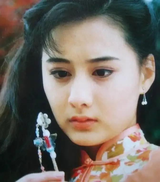 综艺《乘风破浪2025》热搜不断，因为姐姐们话题度很高，各个是“作精本精”。
李