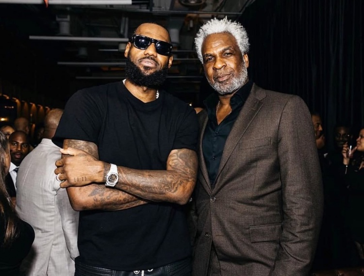 NBA#好友曝詹姆斯大概率重返骑士# 根据一位詹姆斯球迷爆料，他表示：“查尔斯·