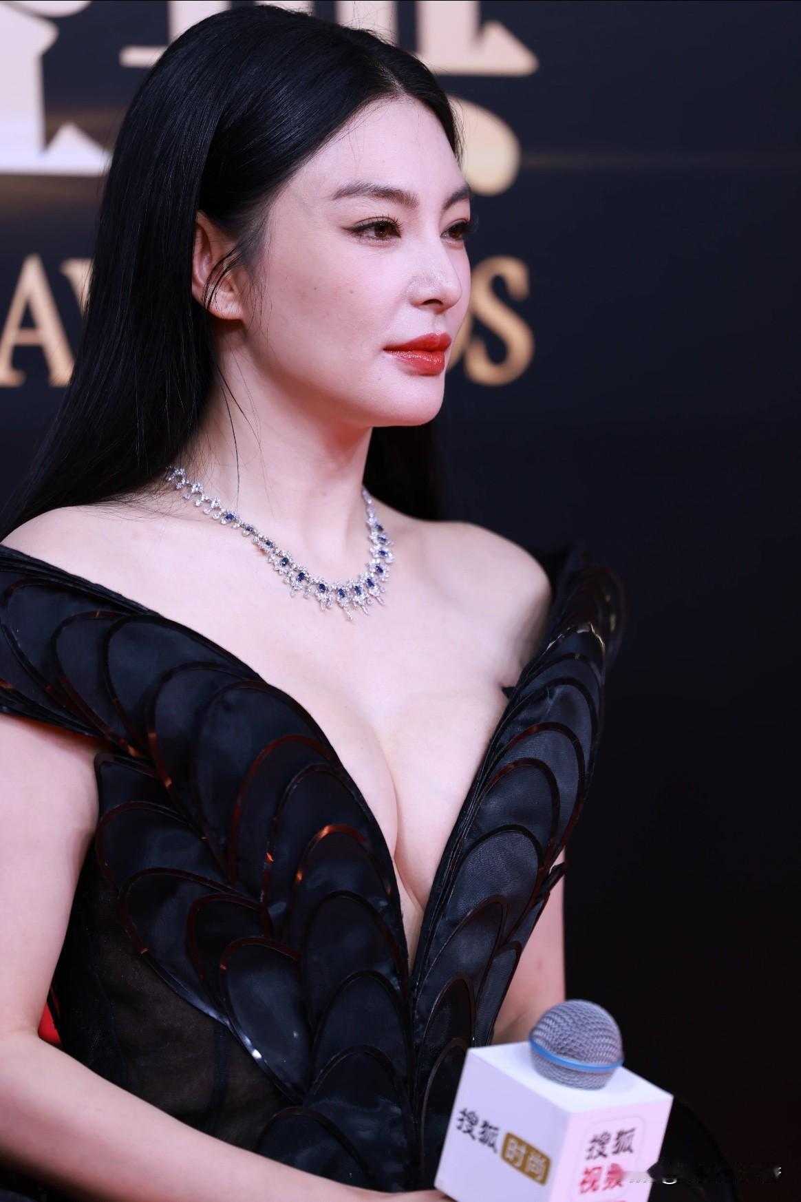 好多人不喜欢她，作为演员，感觉她从来“操心”自己的演技！

她一身黑色羽翼礼服，