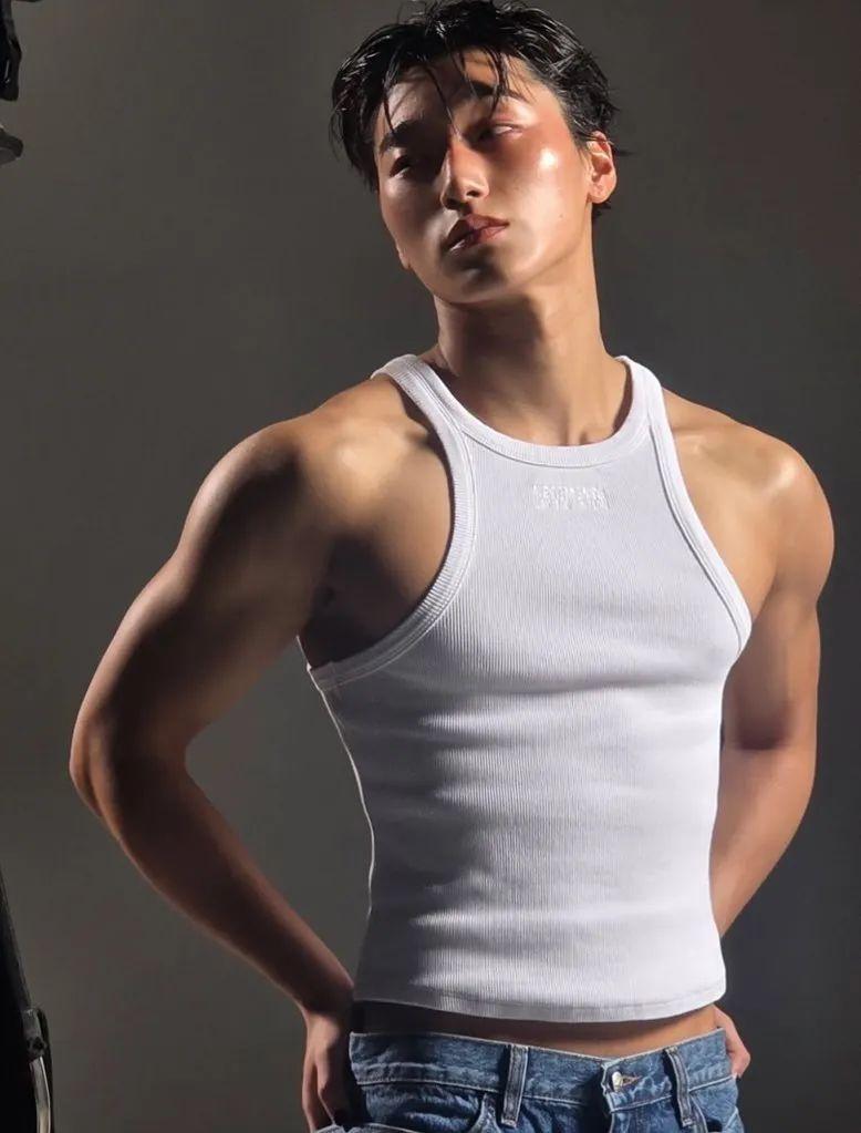 26岁的崔伞（San）为韩国歌手、舞者、演员，KQ娱乐旗下男子团体ATEEZ的成