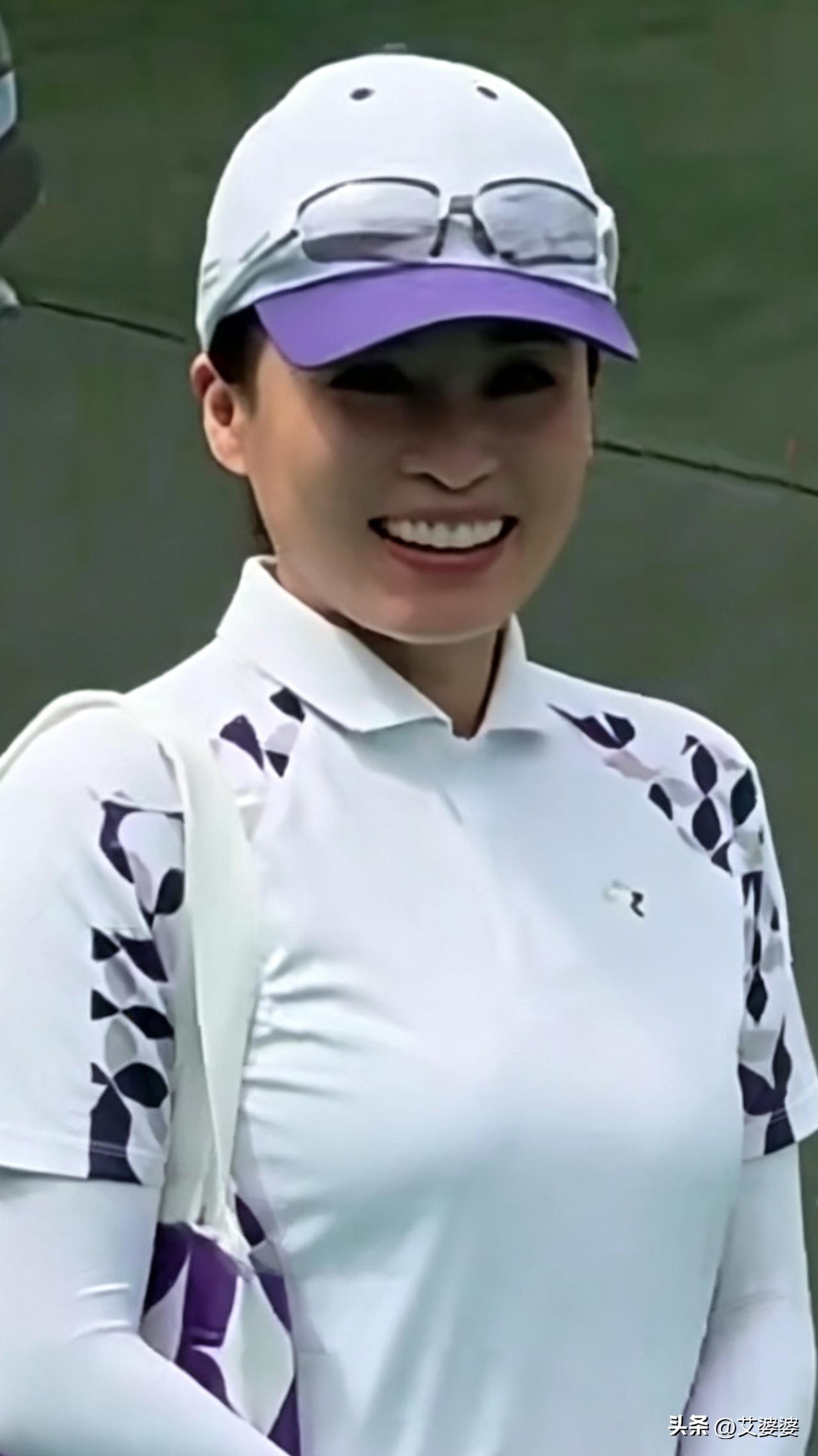 你见过穿一身休闲运动装的泰国王后吗？
苏提达这次全套白衣穿搭清爽又干练，一路上不