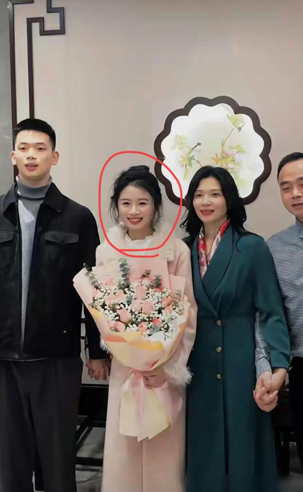 陈闲分手这件事，

其实不能仔细研究。

当你仔细一查的话，就会发现，其实

原