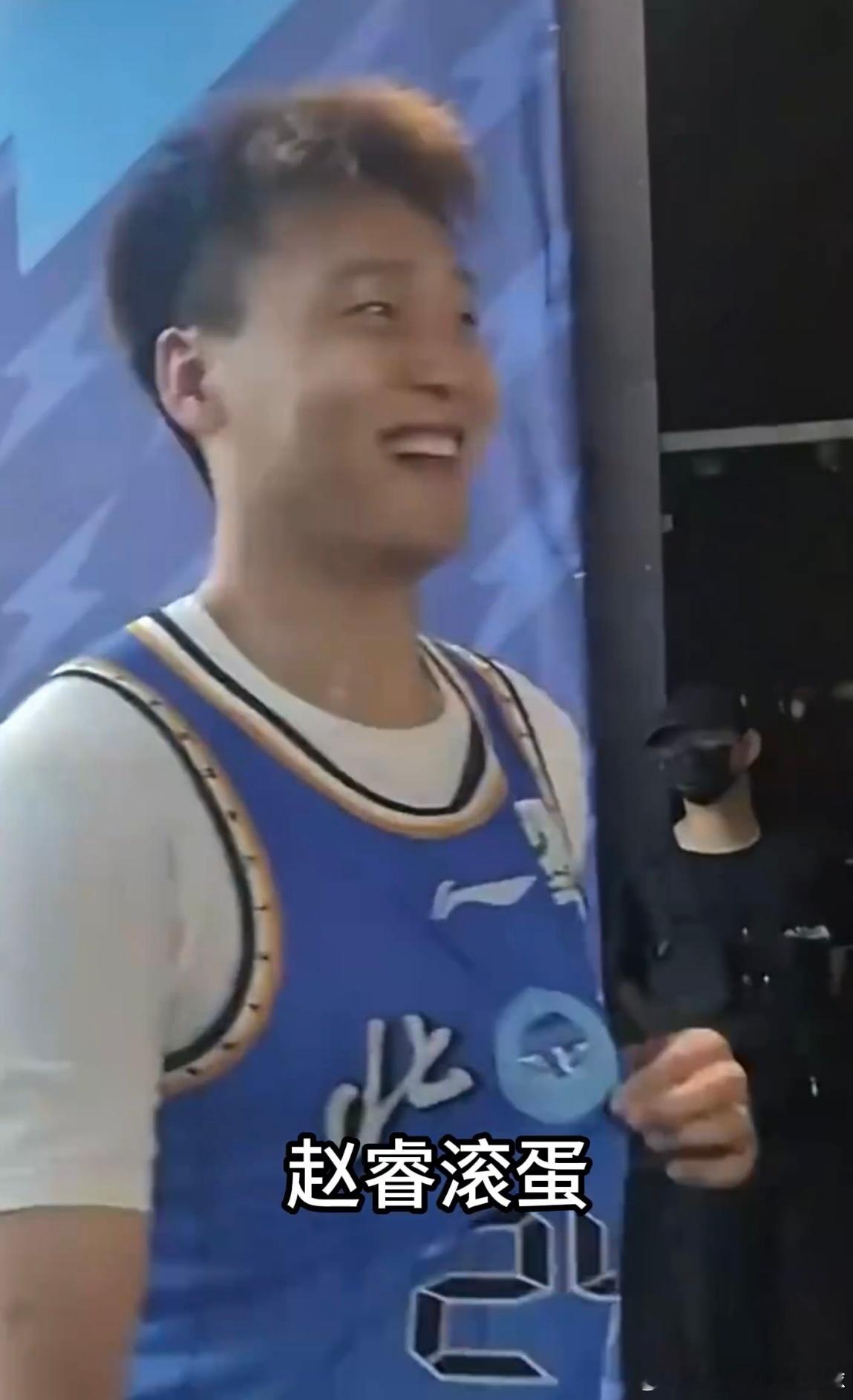 赵睿的微笑，刺痛了多少北京首钢球迷的心？CBA半决赛出局之夜，北京男篮球员通道里
