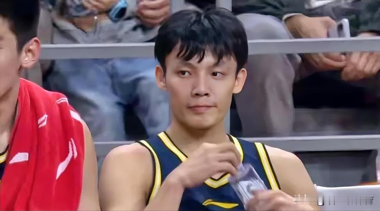 这才是广东队主场负于浙江稠州队的主要原因，杜峰的这个决定让人看不懂。
cba联赛