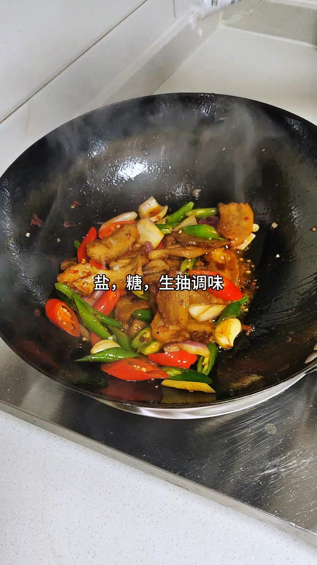 1️⃣准备材料：葱叶、五花肉片、青红椒、洋葱、姜丝、大蒜。

2️⃣五花肉片焯水
